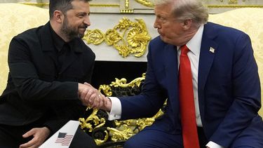 El presidente ucraniano Volodymyr Zelenskyy estrecha la mano de su homólogo estadounidense Donald Trump en la Casa Blanca, Washington, el lunes 18 de agosto de 2025. (AP Foto/Julia Demaree Nikhinson)