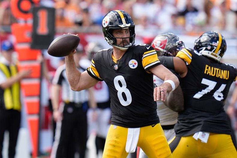 El quarterback Aaron Rodgers (8) de los Steelers de Pittsburgh lanza un pasa ante los Buccaneers de Tampa Bay, el domingo 18 de octubre de 2026, en Tampa, Florida. (AP Foto/Chris OMeara)