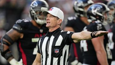 ARCHIVO - El árbitro Land Clark anuncia un castigo durante la segunda mitad del partido de la NFL entre los Cardinals de Arizona y los Falcons de Atlanta, el domingo 21 de diciembre de 2025, en Glendale, Arizona. (AP Foto/Ross D. Franklin, Archivo)
