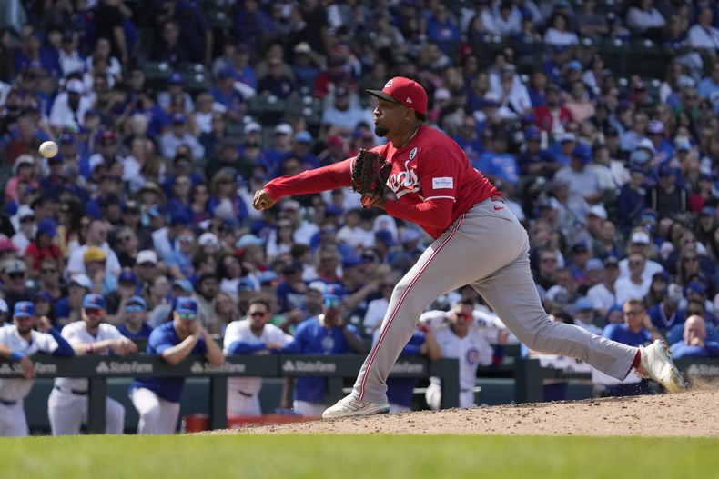 El relevista puertorriqueño de los Rojos de Cincinnati, Alexis Díaz lanza ante los Cachorros de Chicago durante la novena entrada del juego de béisbol en Chicago, el domingo 2 de junio de 2024. (AP Foto/Nam Y. Huh)