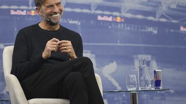 El exentrenador de fútbol Juergen Klopp, sonríe durante una conferencia de prensa en la que se presentó oficialmente como Director Global de Fútbol de Red Bull en Salzburgo, Austria, el martes 14 de enero de 2025. (AP Foto/Haiko Mandl)