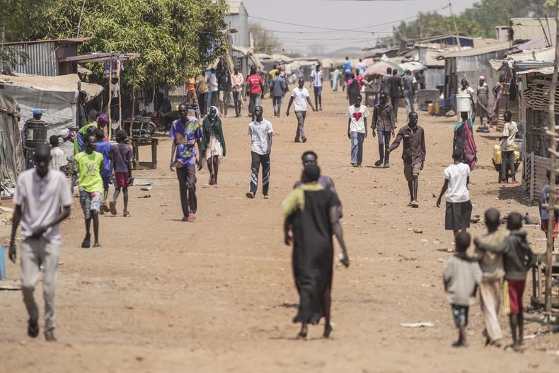 Desplazados internos caminan por una calle el jueves 13 de febrero de 2025, en Juba, Sudán del Sur. (AP Foto/Brian Inganga, Archivo)