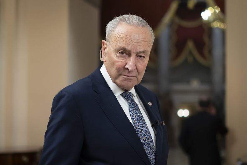 El líder de los demócratas en el Senado, Chuck Schumer, en el Congreso en Washington el 14 de marzo del 2025. (AP foto/Ben Curtis)