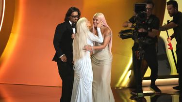 Maluma, izquierda, y Christina Aguilera entregan el premio a mejor álbum de música urbana a Karol G por Mañana será bonito en la 66a entrega anual de los Premios Grammy el domingo 4 de febrero de 2024 en Los Ángeles. (Foto AP/Chris Pizzello)