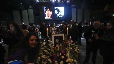 Personas en el funeral de la cantante chilena Cecilia La Incomparable Pantoja, en el Teatro Caupolican en Santiago, Chile, el martes 25 de julio de 2023. Pantoja murió la madrugada del martes. Tenía 79 años. (Foto AP/Esteban Félix)