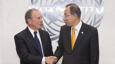 americateve | En esta imagen proporcionada por la Organizaci&oacute;n de las Naciones Unidas, el ex alcalde de la ciudad de Nueva York Michael Bloomberg, izquierda, posa con el secretario general del organismo internacional Ban Ki-moon, el viernes 21 de febrero de 2014