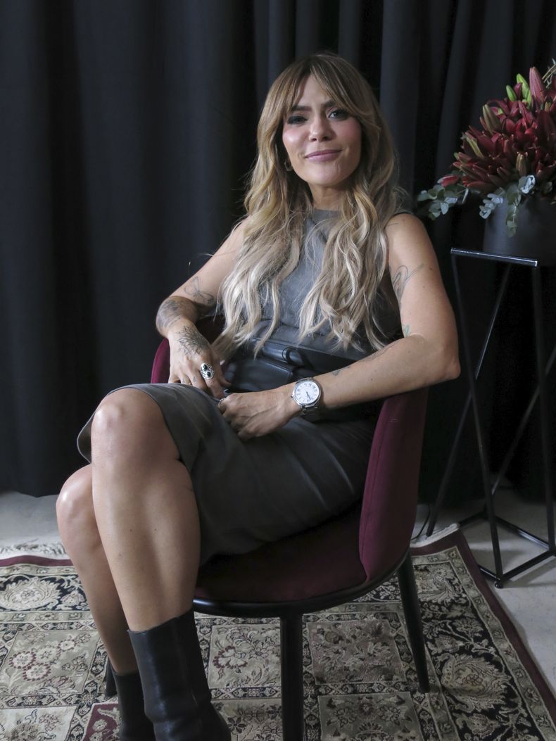 La cantautora puertorriqueña Kany García posa durante una entrevista para promover su álbum García en la Ciudad de México el 14 de mayo de 2024. (Foto AP/Berenice Bautista)