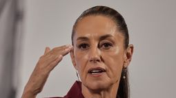 La presidenta mexicana Claudia Sheinbaum gesticula durante su conferencia de prensa matutina en el Palacio Nacional en la Ciudad de México, el miércoles 2 de abril de 2025. (AP Foto/Marco Ugarte)
