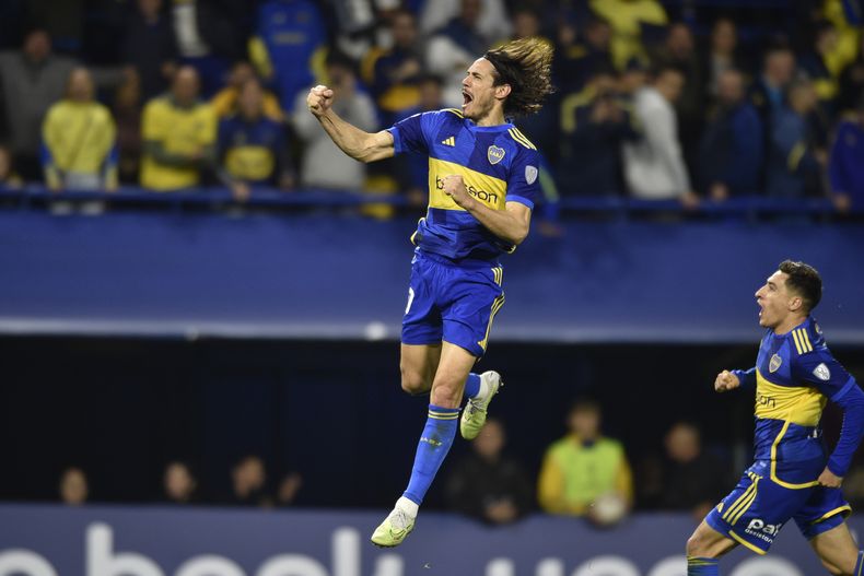El uruguayo Edinson Cavani, de Boca Juniors, festeja tras anotar ante Independiente del Valle en un partido de la Copa Sudamericana, el miércoles 24 de julio de 2024, en Buenos Aires (AP Foto/Gustavo Garello)