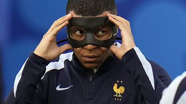 El francés Kylian Mbappe ajusta su máscara durante el calentamiento del equipo antes del juego ante Holanda del Grupo D de la Eurocopa el viernes 21 de junio del 2024. (AP Foto/Hassan Ammar)