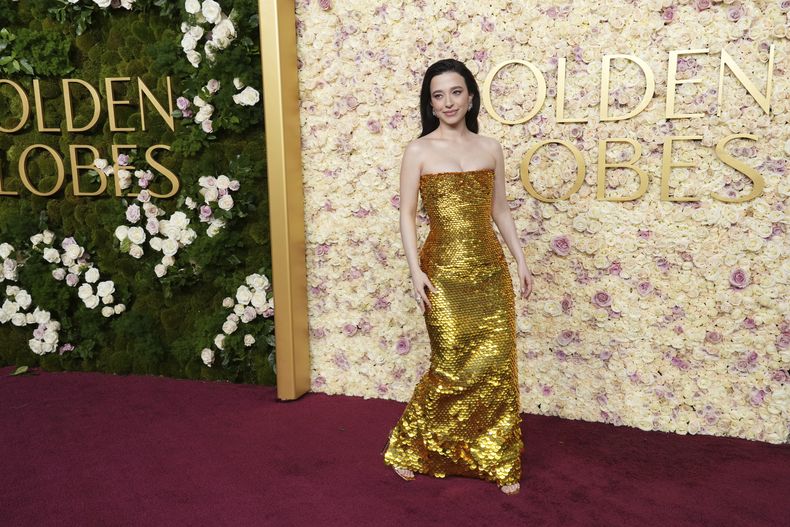 Mikey Madison llega a la 82ª edición de los Globos de Oro el domingo 5 de enero de 2025 en el Beverly Hilton de Beverly Hills, California. (Foto Jordan Strauss/Invision/AP)