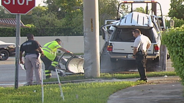 conductor murio al chocar contra un poste en una transitada interseccion del suroeste de kendall