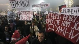Estudiantes marchan el martes 31 de diciembre de 2024 durante una protesta en Belgrado, Serbia. (AP Foto/Darko Vojinovic)