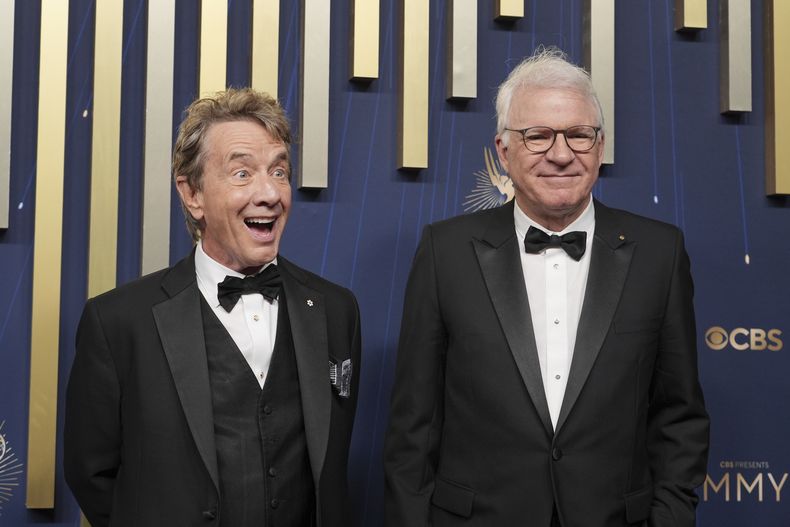 Martin Short, izquierda, y Steve Martin llegan a la 77.ª edición de los Premios Emmy el domingo 14 de septiembre de 2025 en el Teatro Peacock de Los Ángeles. (Foto AP/Jae C. Hong)