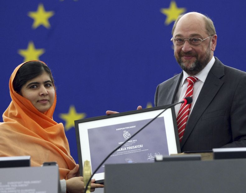 La colegiala paquistan&iacute; Malala Yusafzai recibe el Premio Sajarov 2013 de manos de Martin Schulz, presidente del Parlamento Europeo, el 20 de noviembre del 2013 en Estrasburgo, Francia. En un discurso de aceptaci&oacute;n del principal premio de la