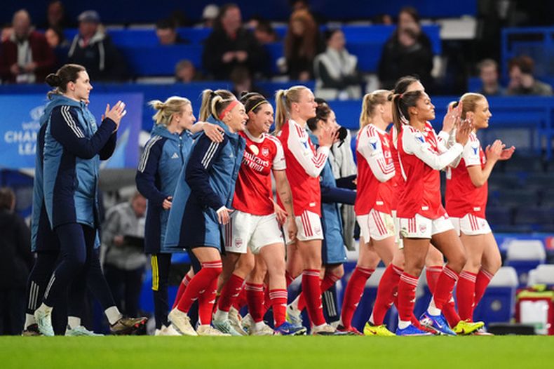 Las jugadoras del Arsenal aplauden luego de eliminar al Chelsea en los cuartos de final de la Liga de Campeonas, el miércoles 1 de abril de 2026 (John Walton/PA via AP)