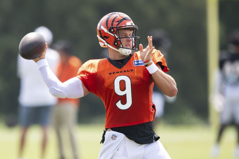 Joe Burrow, quarterback de los Bengals de Cincinnati,lanza un pase en el campamento de prácticas, el lunes 5 de agosto de 2024 (AP Foto/Emilee Chinn)