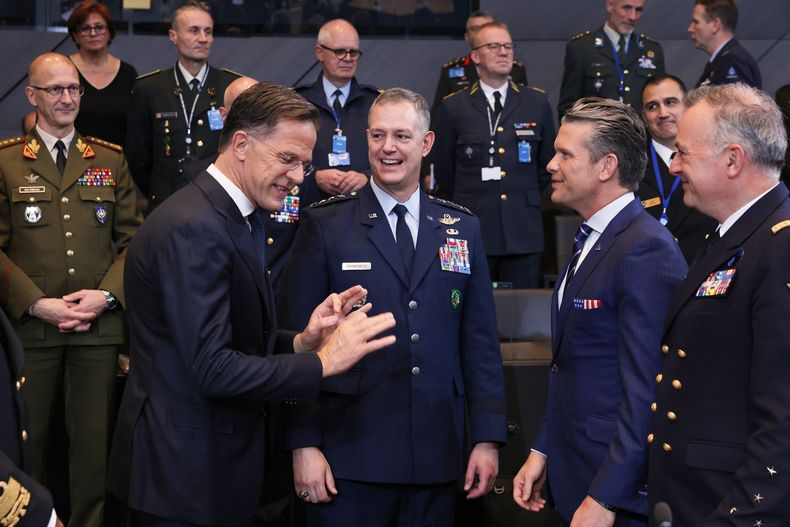 El secretario de Defensa de Estados Unidos, Pete Hegseth (centro, derecha), habla con el secretario general de la OTAN, Mark Rutte (centro, izquierda), y con el comandante de las fuerzas aliadas en Europa, el general Alexus G. Grynkewich (centro), durante una reunión de los ministros de Defensa de la OTAN en la sede del organismo en Bruselas, el 15 de octubre de 2025 (AP Foto/Omar Havana)
