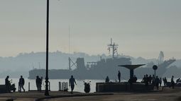 El buque Papaloapan de la Armada de México llega a la bahía de La Habana, Cuba, el jueves 12 de febrero de 2026, con ayuda, según el gobierno mexicano. (Foto AP/Ramón Espinosa)