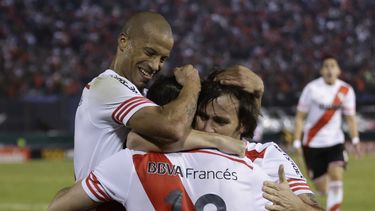 argentina: boca defiende la punta con tevez y calleri