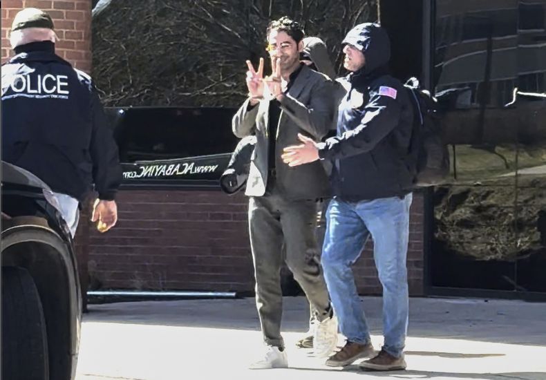 Esta imagen tomada de un video proporcionado por Christopher Helali muestra a Mohsen Mahdawi, un hombre palestino que lideró protestas contra la guerra de Gaza cuando estudiaba en la Universidad de Columbia, siendo detenido por la oficina de Inmigración y Control de Aduanas en Colchester, Vermont, el lunes 14 de abril de 2025. (Christopher Helali via AP)