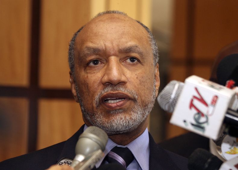 Mohamed bin Hammam, figura central en la denuncias de irregularidades en la selecci&oacute;n de las sedes de las copas mundiales del 2018 y el 2022 a Rusia y Catar, habla con la prensa el 10 de mayo del 2011 en Puerto Espa&ntilde;a, Trinidad y Tobago. Las