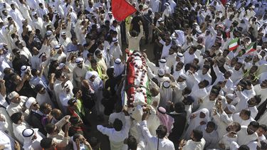 En esta imagen de archivo, miles de suníes y chiíes de todo el país participan en el funeral de las 27 víctimas de un atentado suicida, en la Gran Mezquita, en la Ciudad de Kuwait, el 27 de junio de 2015. (AP Foto, archivo)