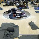 ARCHIVO - Migrantes descansan en un refugio el 6 de enero de 2023, en Denver. (AP Foto/Thomas Peipert)