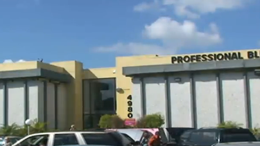 americateve | Un grupo de personas de la tercera edad protesto frente a una clínica que cerró sus puertas en Hialeah y que ahora se niega a transferir sus expedientes médicos.