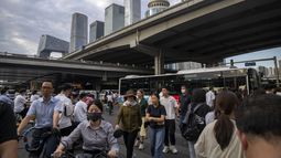 ARCHIVO - Pasajeros caminan por un cruce en la hora punta de la tarde en el distrito céntrico de negocios en Beijing, el 13 de junio de 2023. La economía china creció un 6,3% en el segundo trimestre, por debajo de las expectativas incluso tras el casi paralizado crecimiento del mismo periodo del año anterior. (AP Foto/Mark Schiefelbein, Archivo)