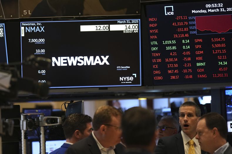 Pantalla muestra el logotipo de Newsmax el día de su salida a bolsa en el piso de la Bolsa de Valores de Nueva York, en Nueva York, el lunes 31 de marzo de 2025. (Foto AP/Seth Wenig)