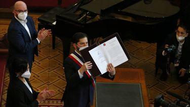 AP Explica: la polémica en torno a la Constitución chilena