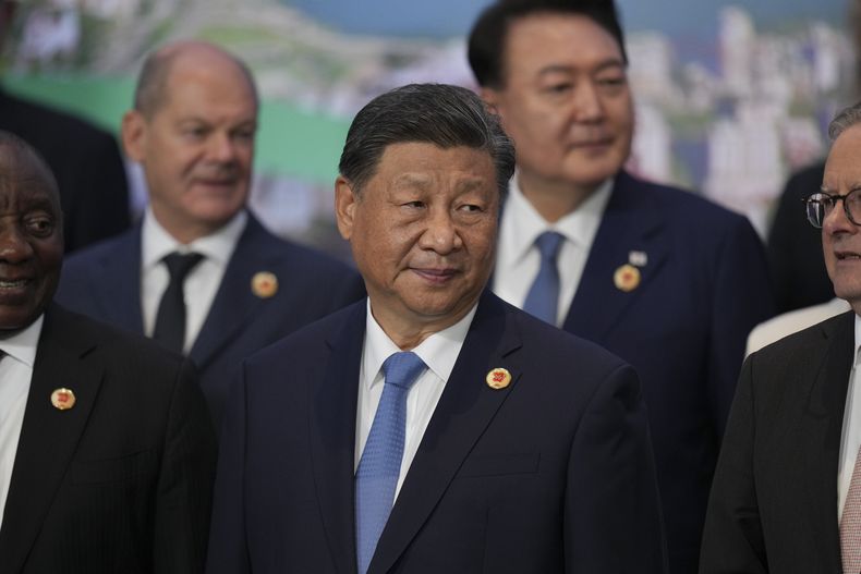 El presidente de China, Xi Jinping, posa para la foto de grupo de los líderes mundiales en la Cumbre del G20, en Río de Janeiro, el martes 19 de noviembre de 2024. (Foto AP/Silvia Izquierdo)