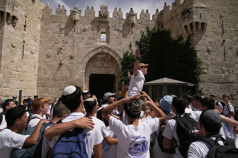Jóvenes israelíes celebran el Día de Jerusalén, en esa ciudad, el 14 de mayo del 2026. (AP foto/Leo Correa)