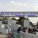 ARCHIVO - Combatientes del Talibán vigilan un acceso del aeropuerto internacional Hamid Karzai tras el retiro estadounidense, en Kabul, Afganistán, el 31 de agosto de 2021. (AP Foto/Khwaja Tawfiq Sediqi, Archivo)