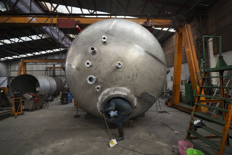 Un trabajador limpia un contenedor en una fábrica de cilindros de acero en Ciudad de México, el martes 11 de febrero de 2025. (AP Foto/Eduardo Verdugo)