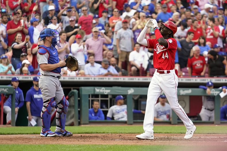 El dominicano Elly de la Cruz, de los Rojos de Cincinnati, celebra luego de conseguir un jonrón de dos carreras en el encuentro del miércoles 7 de junio de 2023, ante los Dodgers de Los Ángeles (AP Foto/Jeff Dean)