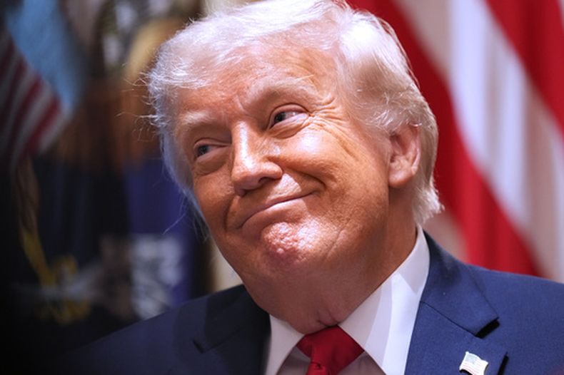 El presidente Donald Trump escucha durante una reunión de gabinete en la Casa Blanca, el miércoles 27 de mayo de 2026, en Washington. (Foto AP/Jacquelyn Martin)