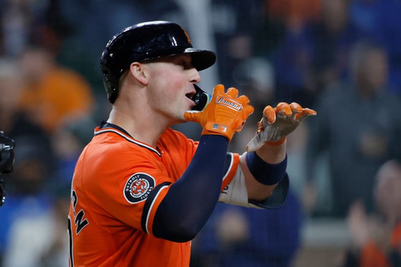El pelotero Spencer Torkelson, de los Tigres de Detroit, celebra tras su cuadrangular solitario contra los Piratas de Pittsburgh durante la séptima entrada de un partido de béisbol, el 25 de septiembre de 2026, en Detroit. (Foto AP/Duane Burleson)