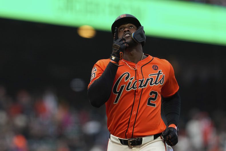 El cubano de los Gigantes de San Francisco, Jorge Soler celebra luego de impactar un jonrón solitario ante los Rockies de Colorado durante la primera entrada del juego de béisbol el viernes 26 de julio de 2024, en San Francisco. (AP Foto/Godofredo A. Vásquez)