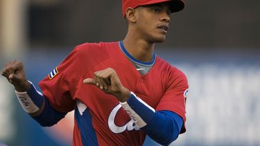 dodgers fichan a cubano olivera por 62,5 millones