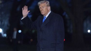 El presidente Donald Trump saluda a los periodistas al caminar por el jardín de la Casa Blanca en Washington el 9 de marzo del 2025. (AP foto/Jose Luis Magana)