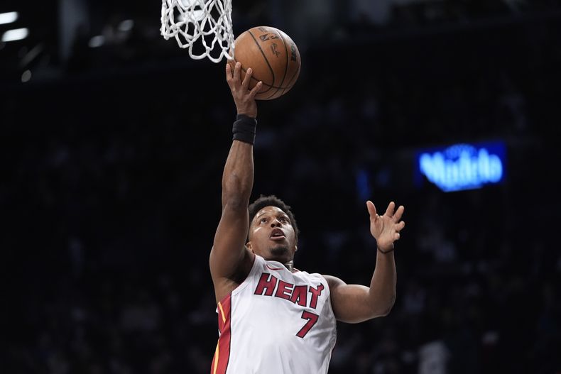 Kyle Lowry, del Heat de Miami, encesta en el partido del lunes 15 de enero de 2024 ante los Nets de Brooklyn (AP Foto/Mary Altaffer)