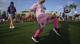 Nicco Giribet, un niño de 7 años que viajó desde México, domina un balón antes del partido entre el Inter Miami y el Cruz Azul de México en Fort Lauderdale, Florida, el viernes 21 de julio de 2023 (AP Foto/Rebecca Blackwell)