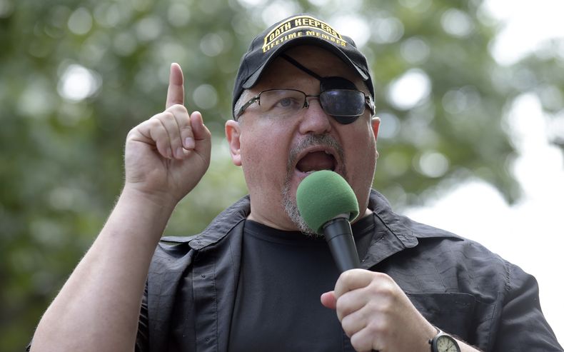 ARCHIVO - Stewart Rhodes, fundador de Oath Keepers, habla durante una manifestación frente a la Casa Blanca en Washington, 25 de junio de 2017. (AP foto/Susan Walsh, archivo)