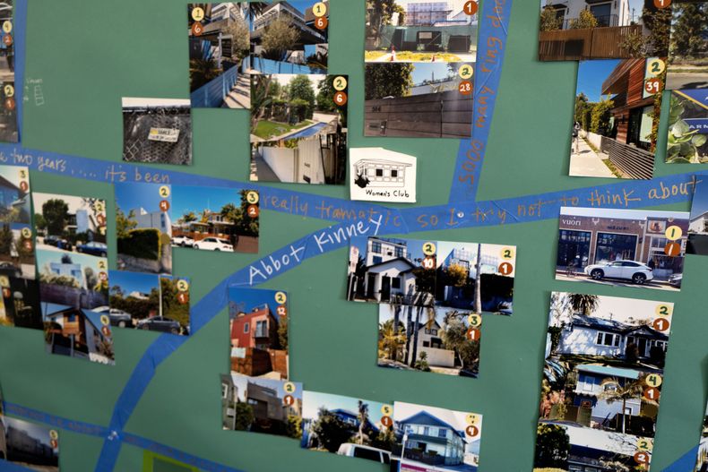 Un acercamiento a un mapa creado para una instalación para la exposición Where Has All The (affordable) Housing Gone? en la galería Beyond Baroque el 3 de noviembre de 2023, en la zona de Venice Beach de Los Ángeles. (Foto AP/Richard Vogel)
