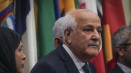 El embajador palestino ante Naciones Unidas, Riyad Mansour (centro), escucha durante una conferencia de prensa previo a una votación de la Asamblea General sobre una resolución que pide un cese del fuego humanitario de la guerra entre Israel y Hamás en la Franja de Gaza, el martes 12 de diciembre de 2023, en la sede de la ONU. (AP Foto/Bebeto Matthews)