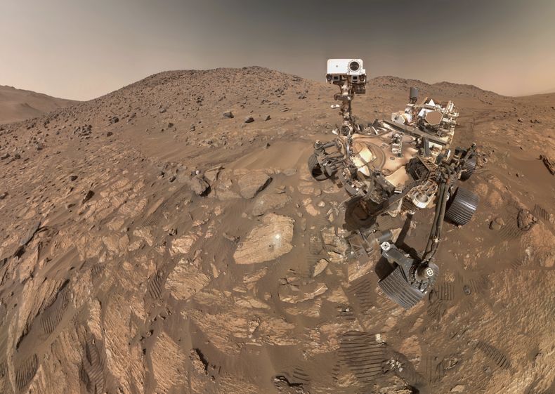 Esta imagen proporcionada por la NASA muestra al rover Perseverance Mars de la NASA tomándose una foto compuesta por 62 imágenes individuales, el 23 de julio de 2024. (NASA vía AP)