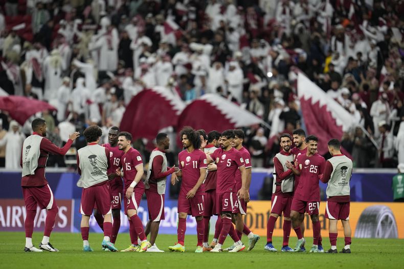 Los jugadores de Qatar tras la victoria 1-0 ante Tayikistán en la Copa Asia, el miércoles 17 de enero de 2023, en Jor, Qatar. (AP Foto/Aijaz Rahi)