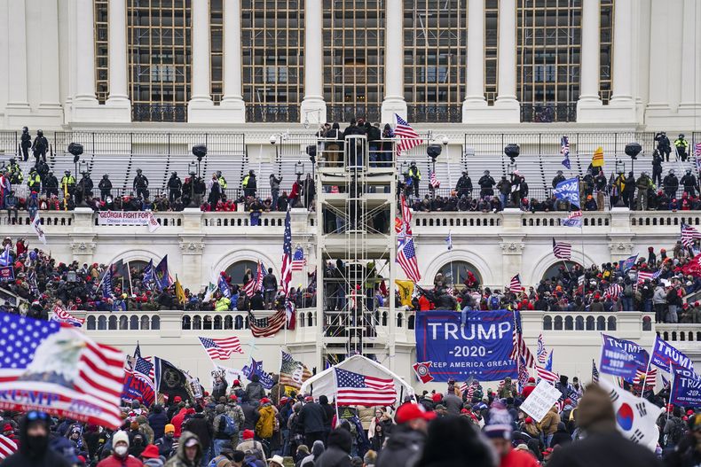 ARCHIVO - Insurrectos leales al presidente Donald Trump irrumpen en el Capitolio de Washington el 6 de enero de 2023. (AP Foto/John Minchillo, Archivo)